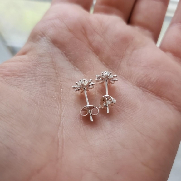 NWOT Tiny Silver Daisy Studs - Picture 3 of 12